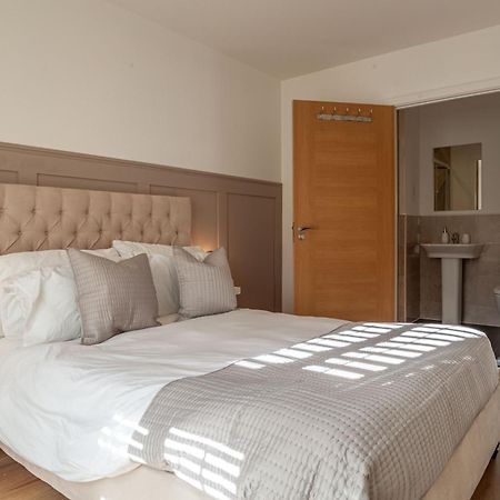 Modern 3 Bedroom House With Parking バース エクステリア 写真