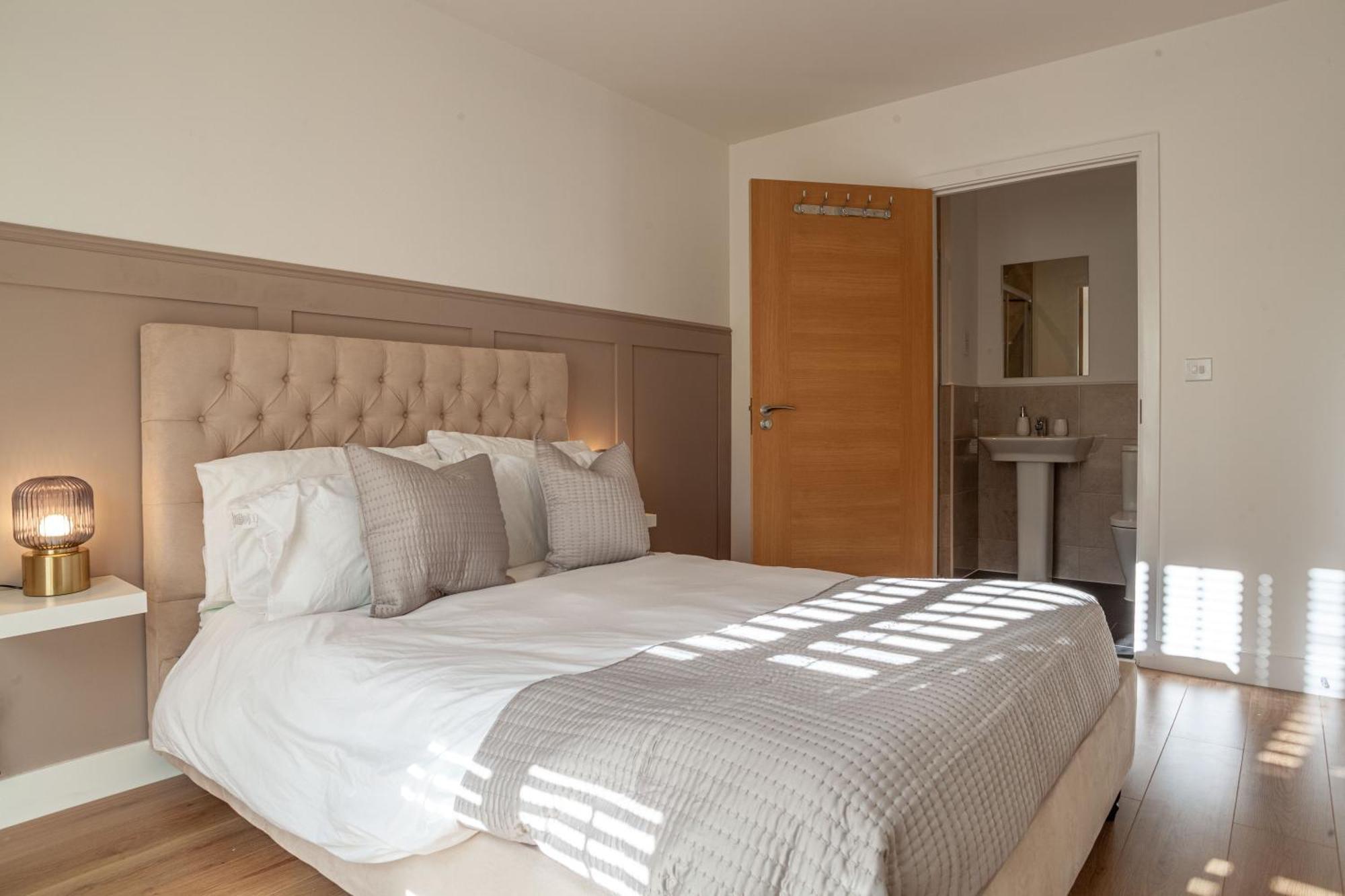 Modern 3 Bedroom House With Parking バース エクステリア 写真