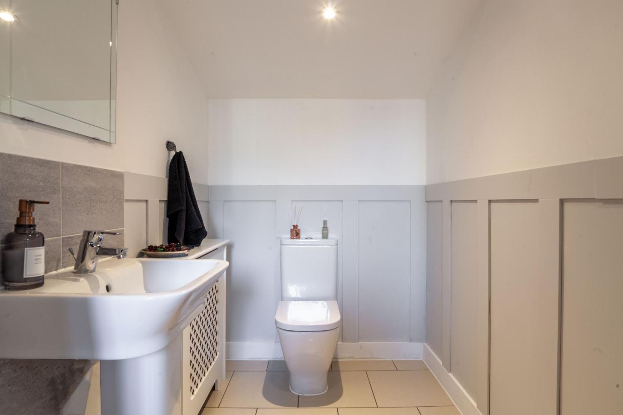 Modern 3 Bedroom House With Parking バース エクステリア 写真
