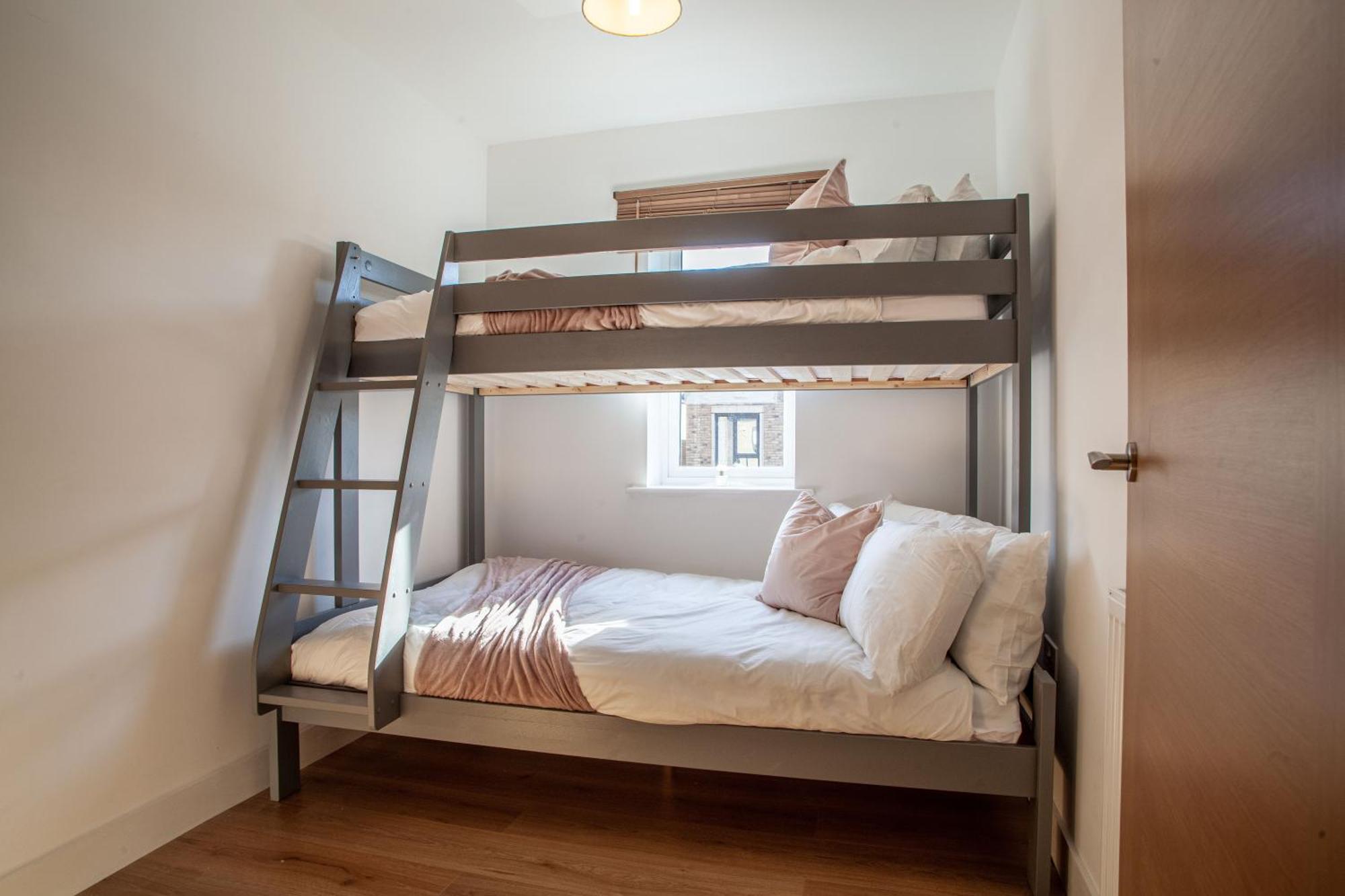 Modern 3 Bedroom House With Parking バース エクステリア 写真